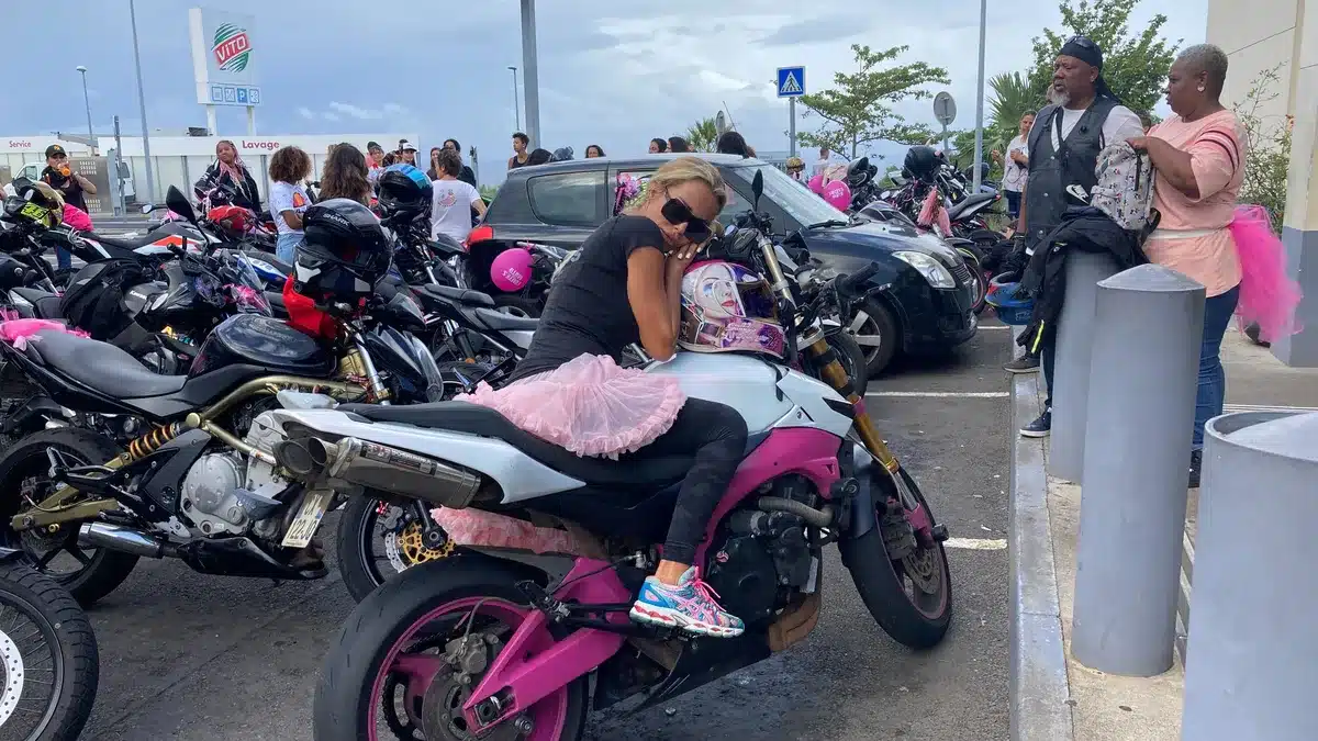 toutes en moto les motardes defilent pour defendre les droits des femmes