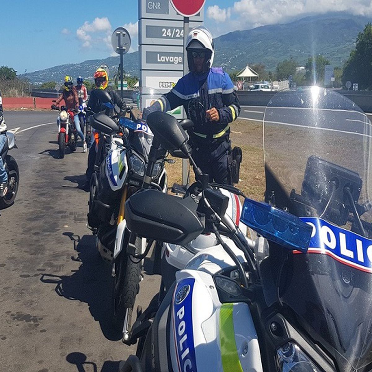 la police nationale de la reunion organise une journee de perfectionnement a la conduite des motos